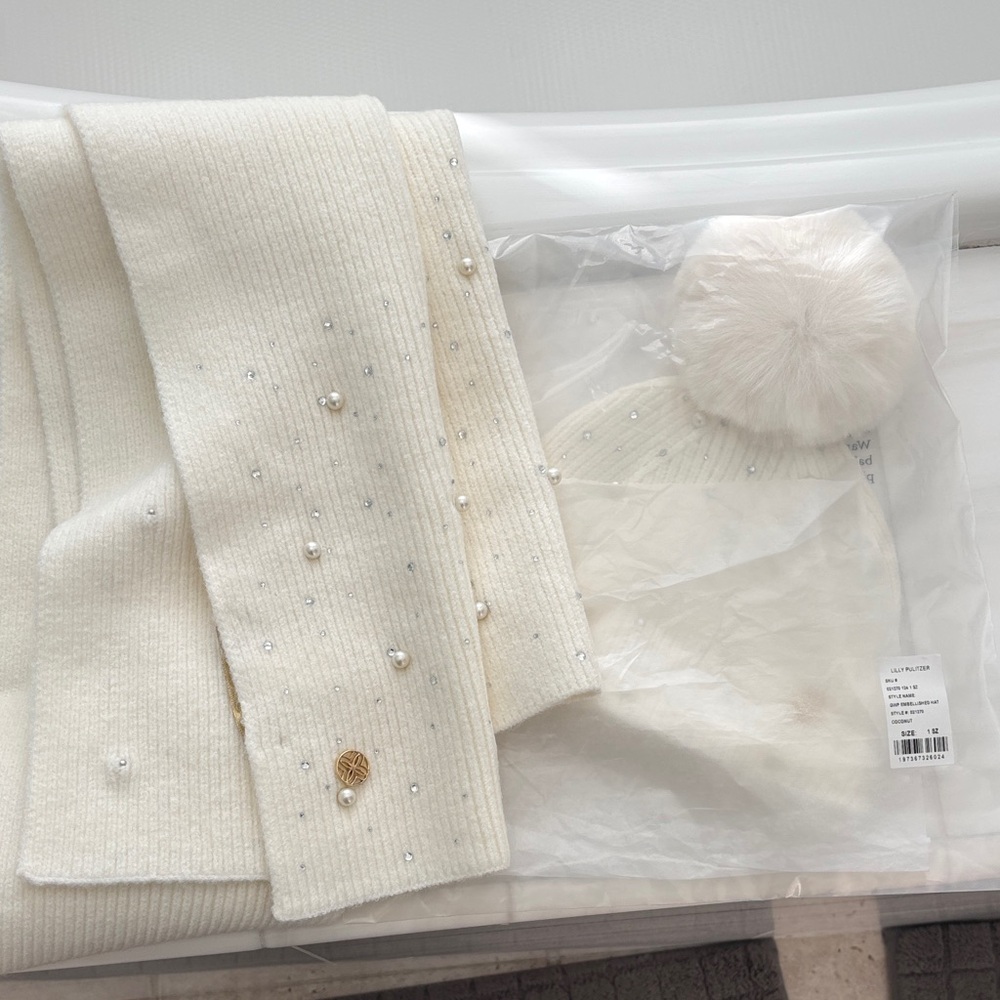 NWt Lilly Pulitzer Knit Scarf and Pom-Pom Beanie Set